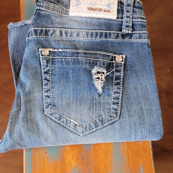 Grace in LA Distressed Blue Jeans with Floral Embroidery Size 29 - Picture 3 of 8